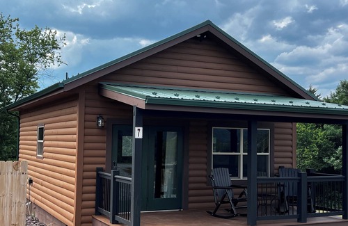 Stanley Cabine | NEW Log Cabin #2 LURAY Cozy Couples Hot Tub Stone Fireplace Mtn View Shenan Park