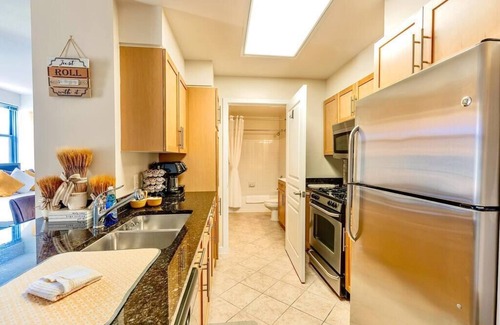 Pentagon City Appartement | NEW! Lux DMV-WiFi-Cozy Suite-DC Airport