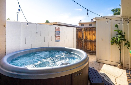 Casa Granada Townhouses Maison | New! Luxe, 3 King Beds, Hot Tub, Walk to Old Town! Views of Camelback Mountain!