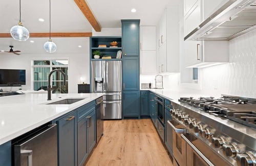 Granite Shoals Maison | NEW Luxe LBJ Lakefront w/sunset views, pool & hot tub; perfect for large gatherings!