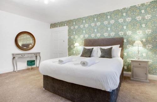 Frosterley Maison | NEW! Luxurious Cottage in Durham by Stay With Us, Ideal for Large Groups & Families, Hot Tub, Sleeps 10!