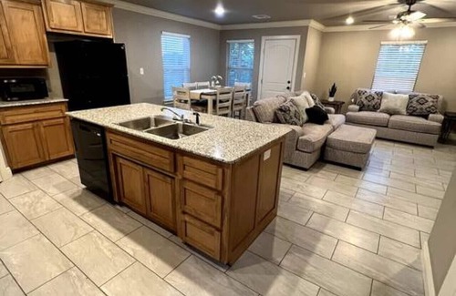 Uniontown Maison | New Luxury 3 Bed 2 1/2 Bath Duplex