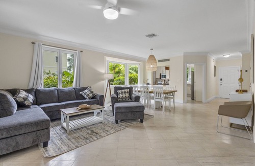 Paradise Island Maison | NEW Luxury, 4BDR, Spacious, Paradise Island, Steps from Atlantis, Pool, Dock