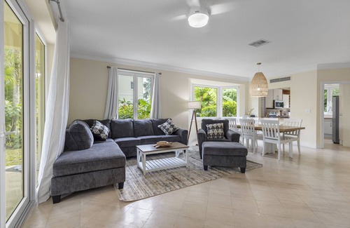 Paradise Island Maison | NEW Luxury, 4BDR, Spacious, Paradise Island, Steps from Atlantis, Pool, Dock