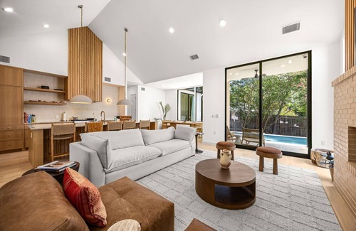 South River City Maison | NEW! Luxury 5BR Austin Oasis With Pool & SoCo Access