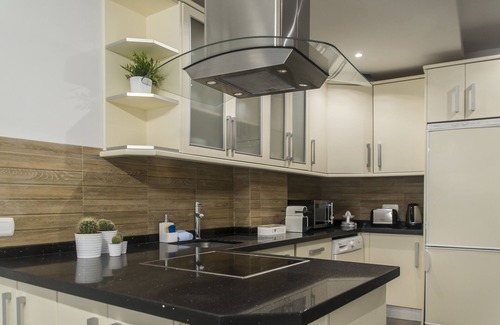 La Goleta Appartement | NOUVEAU !!! LUXE CENTRE VILLE 2 CHAMBRES (6pax) + WIFI GRATUIT & PRIVATE PATIO / TERRASSE