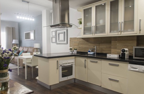 La Goleta Appartement | NOUVEAU !!! LUXE CENTRE VILLE 2 CHAMBRES (6pax) + WIFI GRATUIT & PRIVATE PATIO / TERRASSE