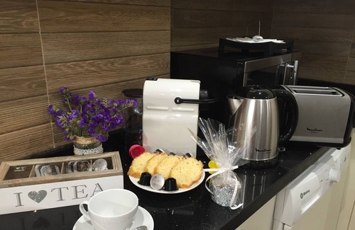 La Goleta Appartement | NOUVEAU !!! LUXE CENTRE VILLE 2 CHAMBRES (6pax) + WIFI GRATUIT & PRIVATE PATIO / TERRASSE