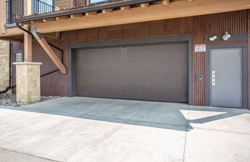 Dillon Copropriété | Beautiful Luxury Condo: 2 Masters, heated garage, Mins to Ski, Walk to Concerts