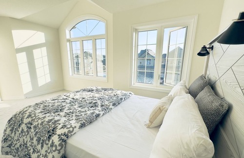 Brantford Maison | New Luxury Home in Paris/ Brant- Executive Rentals