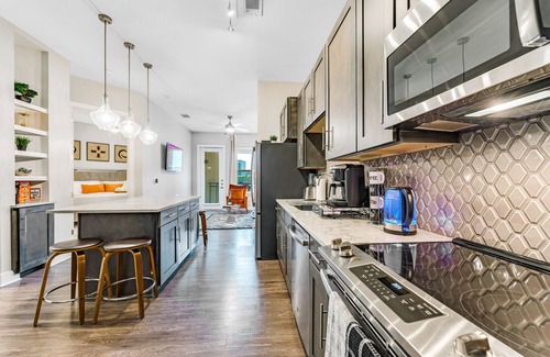 Las Colinas Appartement | ⭐️New⭐️ Luxury King Suite Near Airport | Lake View | Fast WIFI | FREE Parking