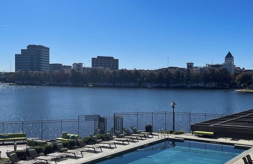 Las Colinas Appartement | ⭐️New⭐️ Luxury King Suite Near Airport | Lake View | Fast WIFI | FREE Parking
