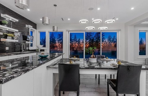 West Vancouver Maison | New Luxury Large Modern Home with Pool & Views