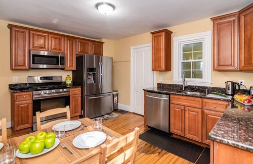 Bryn Mawr Maison | NEW-Luxury: Mainline Train, Colleges, Hospital