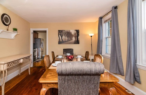 Bryn Mawr Maison | NEW-Luxury: Mainline Train, Colleges, Hospital