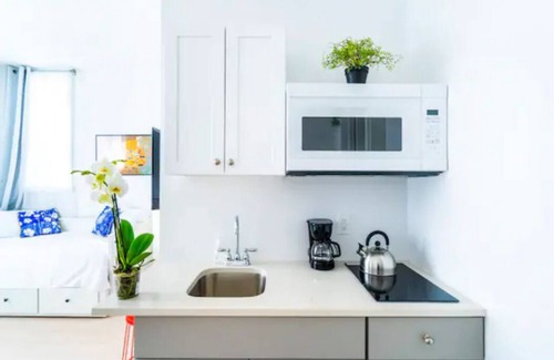 Queens Appartement | NEW! Luxury Studio! Smart Home! Main St! w/ Free Parking!