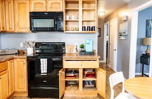Manchester Appartement | NEW - Mins to Concord /Nashua - Full Fenced Backyard- 1st Floor- Laundry in unit