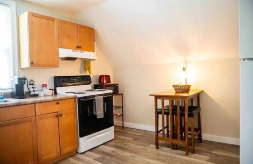 Milford Appartement | NEW - Mins to Manchester/ Nashua - Queen Bed - Pet Friendly - Near Trails - Mtns