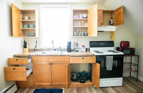 Milford Appartement | NEW - Mins to Manchester/ Nashua - Queen Bed - Pet Friendly - Near Trails - Mtns