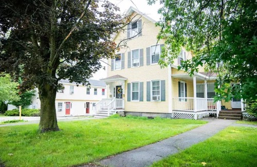 Milford Appartement | NEW - Mins to Manchester/ Nashua - Queen Bed - Pet Friendly - Near Trails - Mtns
