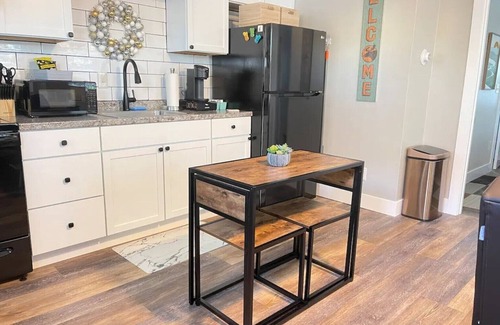 Milford Appartement | NEW - Mins to Manchester/ Nashua - 1st Floor - Queen Bed - Pet Friendly - Trails
