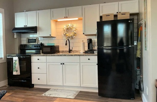 Milford Appartement | NEW - Mins to Manchester/ Nashua - 1st Floor - Queen Bed - Pet Friendly - Trails
