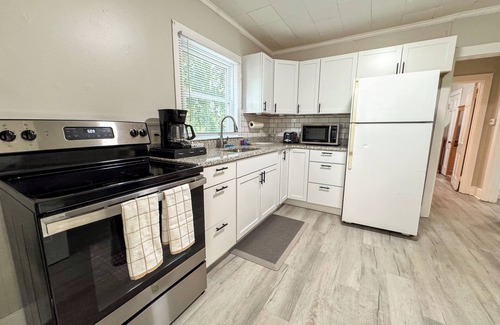 Hudson Appartement | NEW - Mins to Nashua NH and Lowell MA - Queen Size Beds - W/D - Pet Friendly