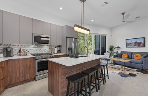 MLK Maison | **New Modern 2BR Home in Austin's East Side - Sleeps 5**