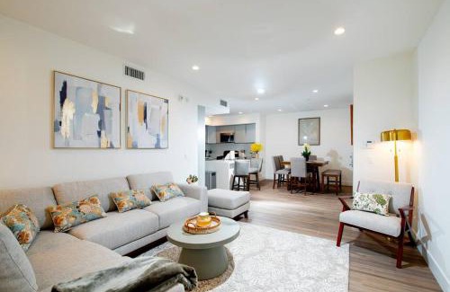 Larchmont Appartement | New Modern 3BR 3BA Apt in Central Los Angeles with Rooftop & Parking