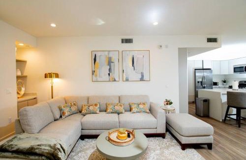 Larchmont Appartement | New Modern 3BR 3BA Apt in Central Los Angeles with Rooftop & Parking