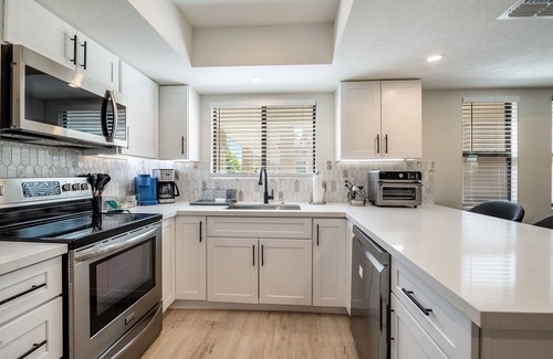 Camelback East Appartement | New Modern Apartment in Biltmore, short vacation or long stay, pet friendly!