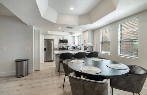 Camelback East Appartement | New Modern Apartment in Biltmore, short vacation or long stay, pet friendly!