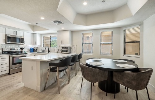 Camelback East Appartement | New Modern Apartment in Biltmore, short vacation or long stay, pet friendly!