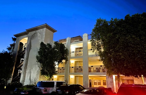 Camelback East Appartement | New Modern Apartment in Biltmore, short vacation or long stay, pet friendly!