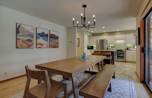 Black Butte Ranch Maison | NEW - Modern Black Butte Ranch Getaway - 3BR w/ Game Room and Hot Tub