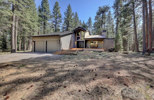 Black Butte Ranch Maison | NEW - Modern Black Butte Ranch Getaway - 3BR w/ Game Room and Hot Tub