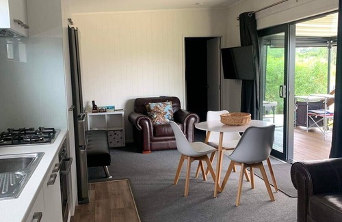 Mahia Maison | Maison neuve, chaleureuse et confortable, plage Blue Bay bach!