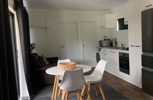 Mahia Maison | Maison neuve, chaleureuse et confortable, plage Blue Bay bach!