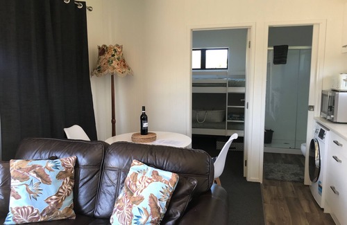 Mahia Maison | Maison neuve, chaleureuse et confortable, plage Blue Bay bach!