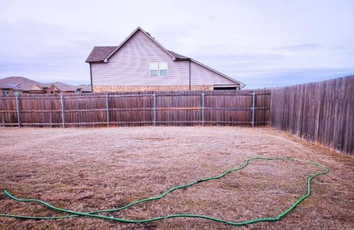 Oklahoma City Maison | New Modern Home, Game Room, Gym, 6 beds, Fast Wifi