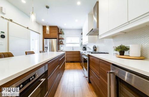 West Edmonton Appartement | NEW Modern Home - Sleeps 8 - Foosball - Deck & BBQ
