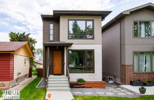 West Edmonton Appartement | NEW Modern Home - Sleeps 8 - Foosball - Deck & BBQ