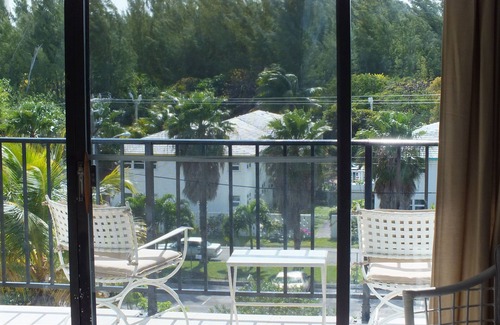 Freeport Appartement | New Modern, renovated Beachfront/Oceanview Studio-Coral Beach, Near Port Lucaya