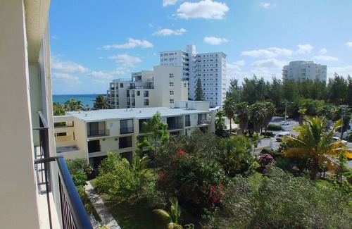 Freeport Appartement | New Modern, renovated Beachfront/Oceanview Studio-Coral Beach, Near Port Lucaya