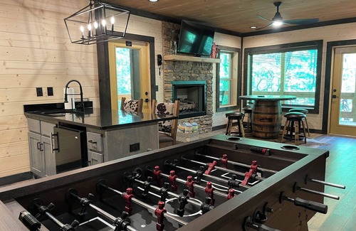Cherry Log Cabine | NEW! Modern Rustic in Aska Adventure Area. Hot Tub! Pet Friendly!