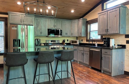 Cherry Log Cabine | NEW! Modern Rustic in Aska Adventure Area. Hot Tub! Pet Friendly!