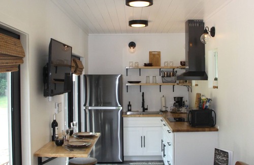 McArthur Cabine | New Modern Shipping Container Home | Private Hot Tub | Hocking Hills