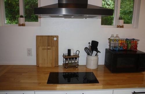 McArthur Cabine | New Modern Shipping Container Home | Private Hot Tub | Hocking Hills