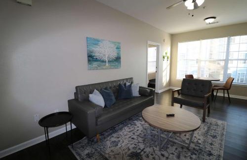 Pembroke Appartement | New Modern Stay Across from UNC-P with Pool & Gym