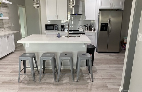 Avondale Maison | NEW! Modern Style Home with Fire Pit + BBQ Grill -12 min from State Farm Stadium
